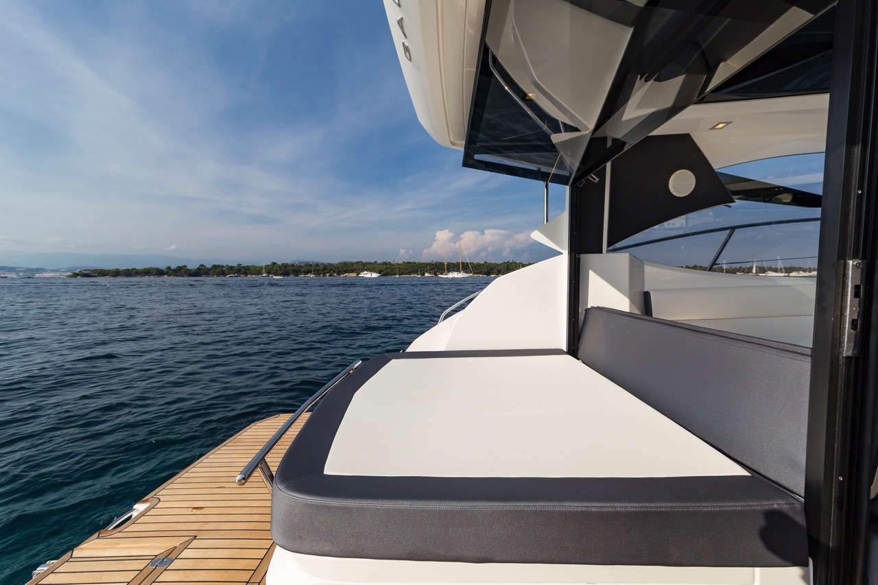 Galeon 365 HTS Cockpit image04