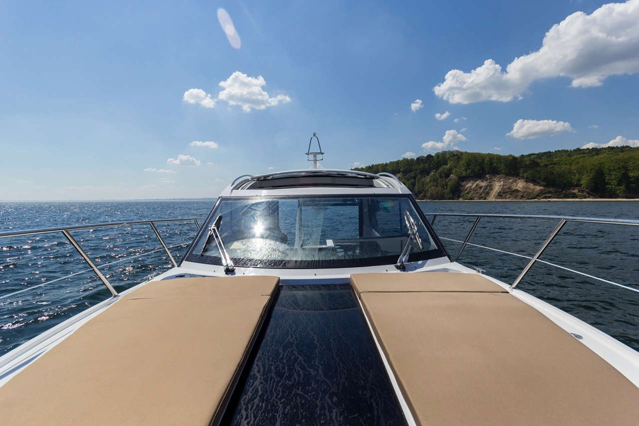 Galeon 365 HTS Cockpit image 17