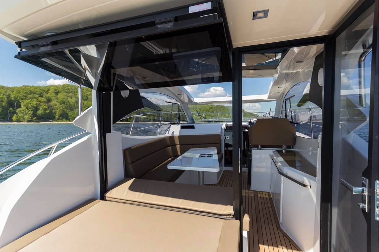 Galeon 365 HTS Cockpit image 18