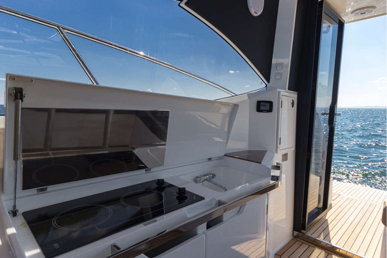 Galeon 365 HTS Cockpit image 20