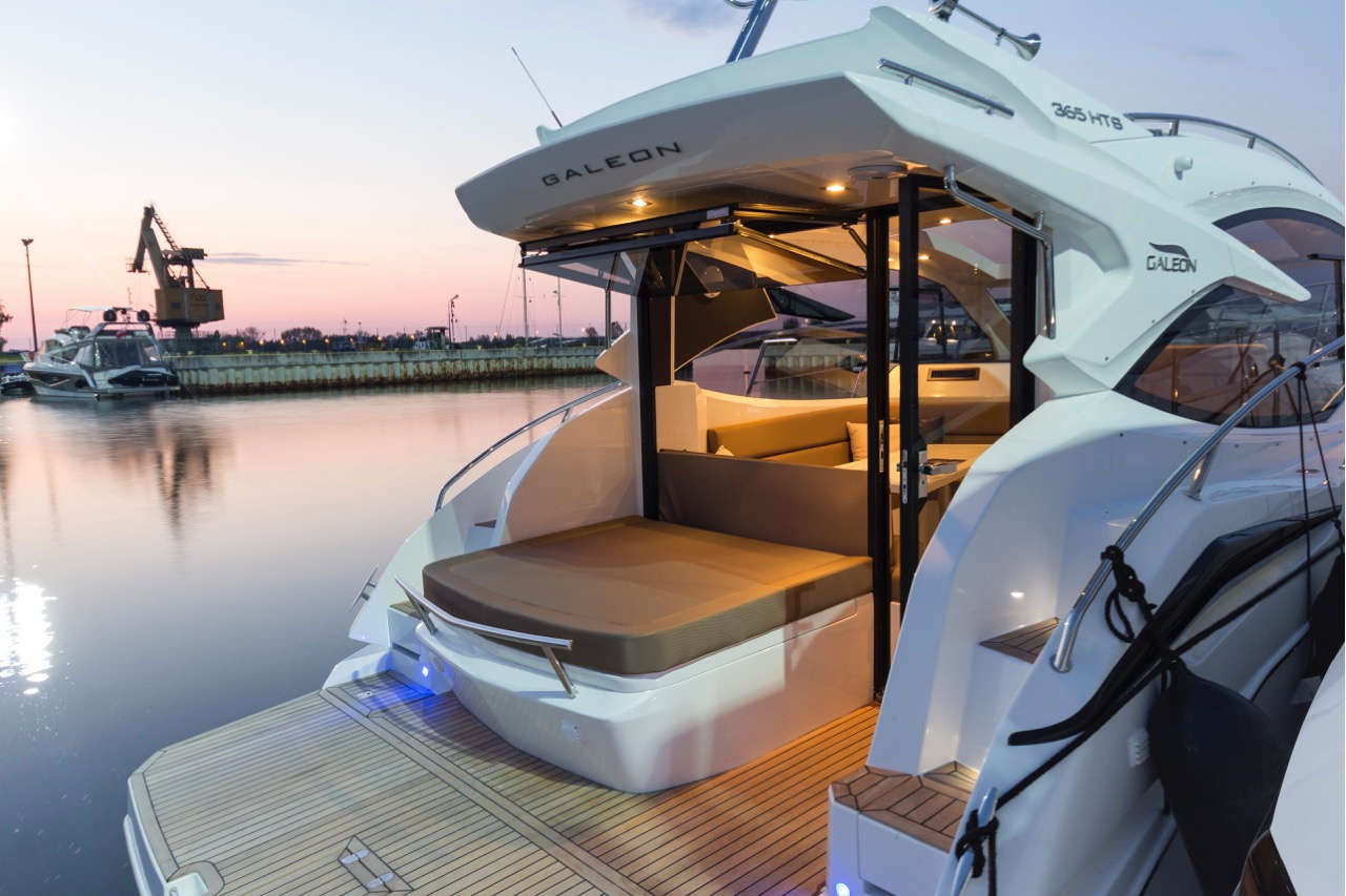 Galeon 365 HTS Cockpit image 21