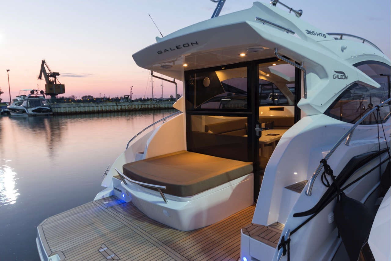 Galeon 365 HTS Cockpit image 22