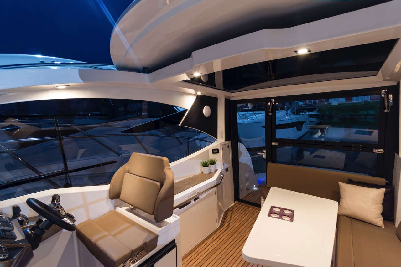 Galeon 365 HTS Cockpit image 27