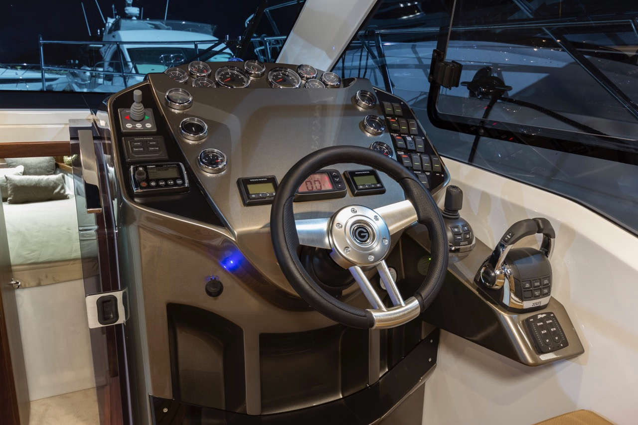 Galeon 365 HTS Cockpit image 29