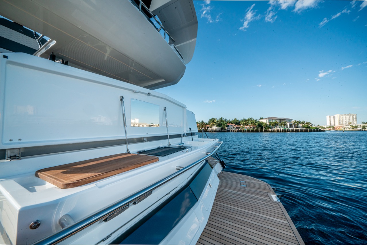 Galeon 400 FLY Cockpit image 19