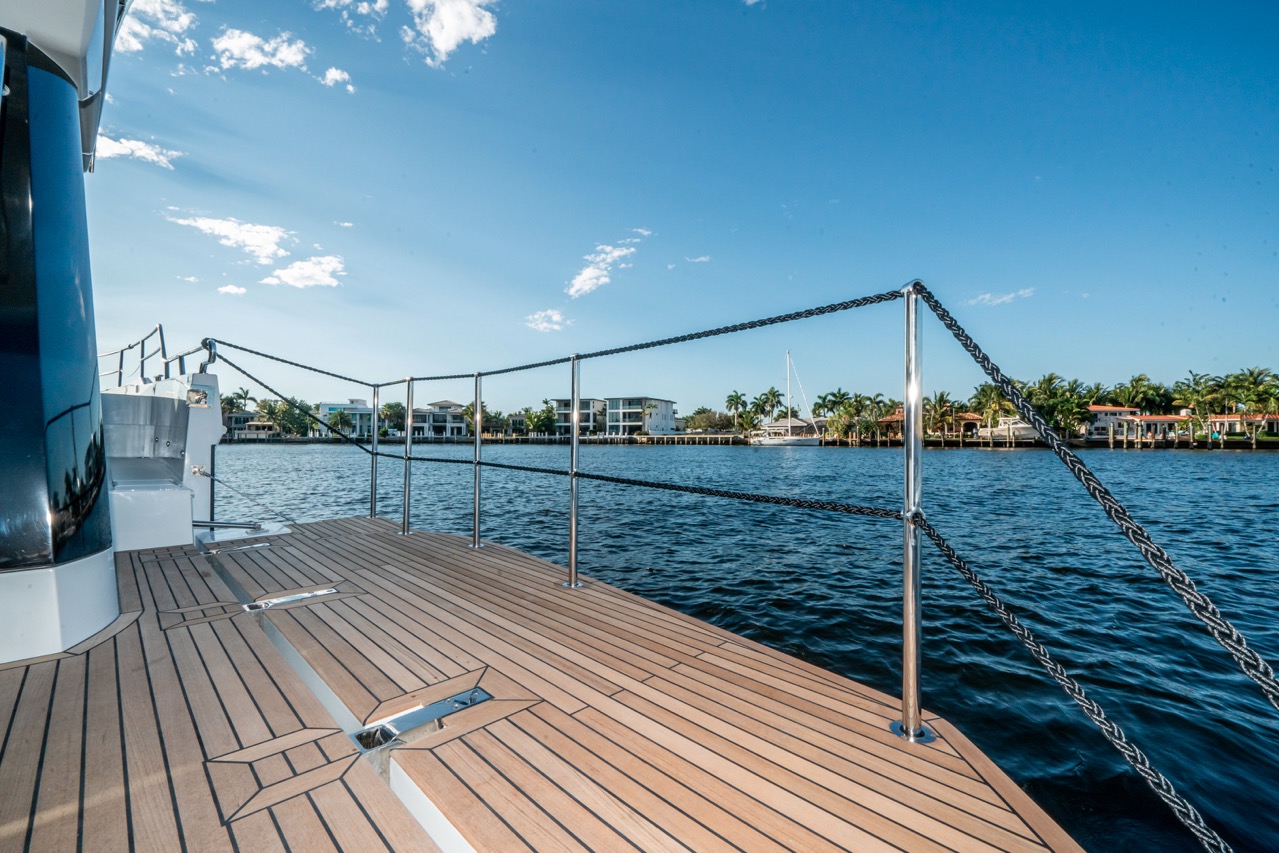 Galeon 400 FLY Cockpit image 18