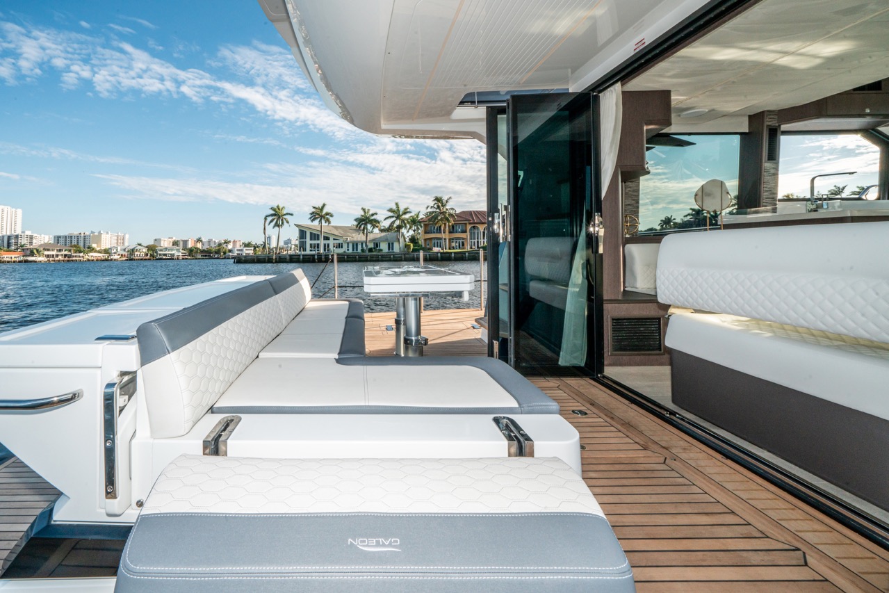 Galeon 400 FLY Cockpit image 13