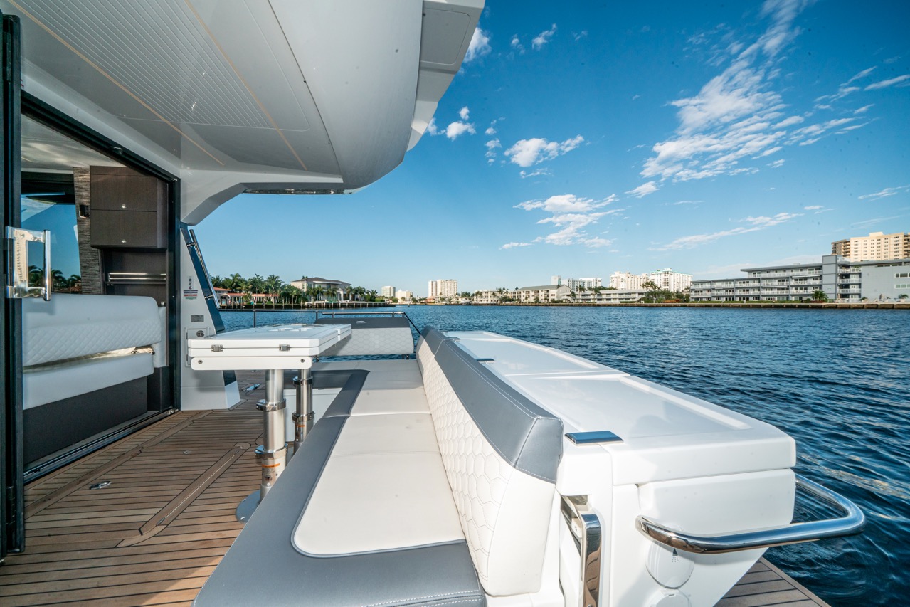 Galeon 400 FLY Cockpit image 12