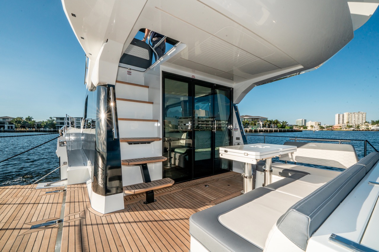 Galeon 400 FLY Cockpit image 10