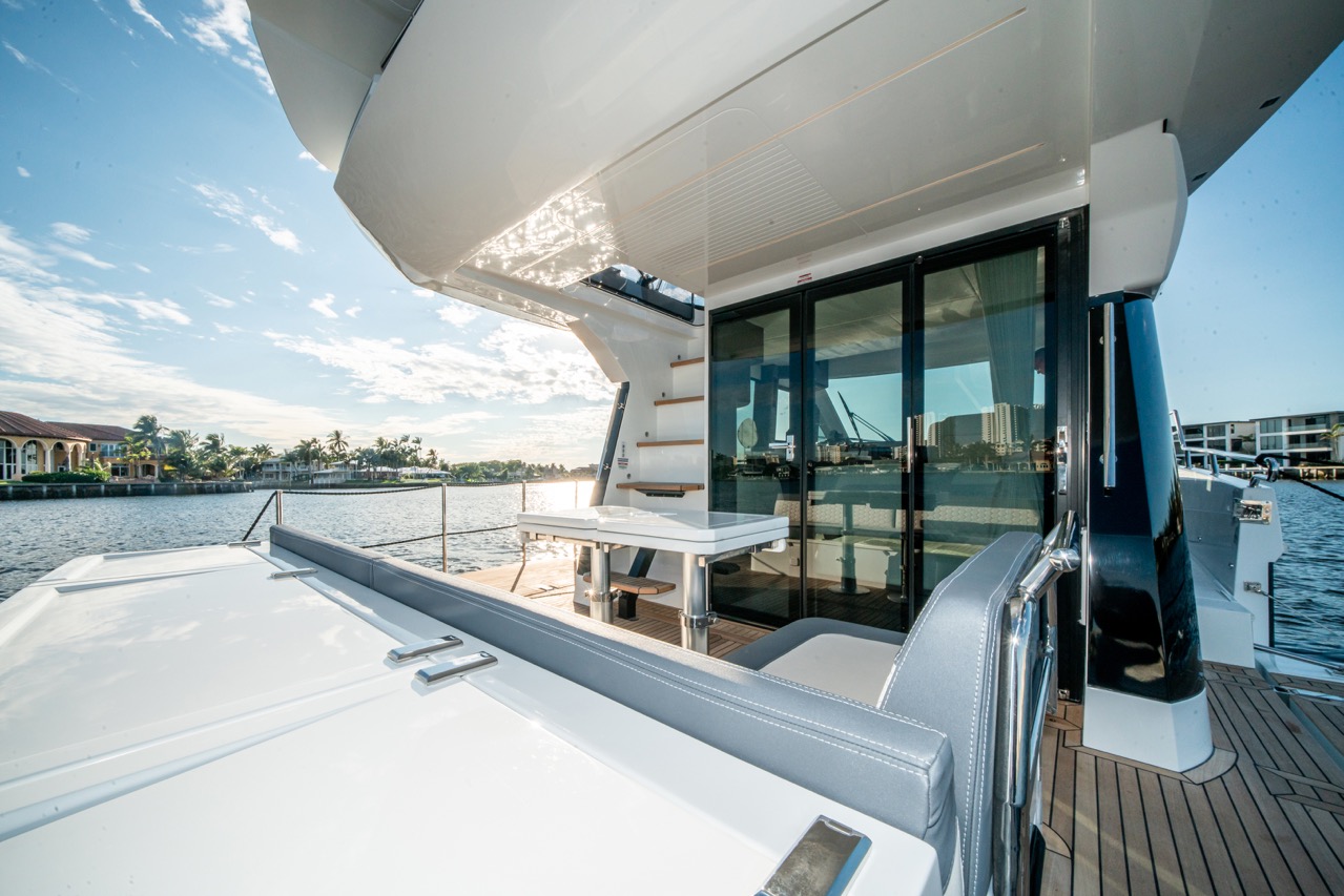 Galeon 400 FLY Cockpit image 9