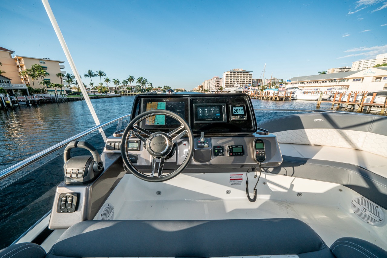 Galeon 400 FLY Cockpit image 7