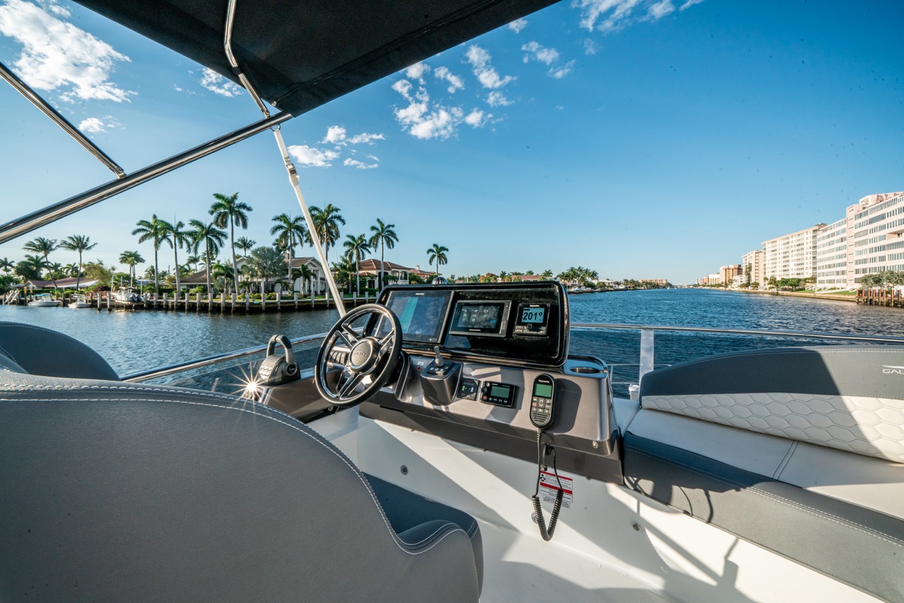 Galeon 400 FLY Cockpit image 5