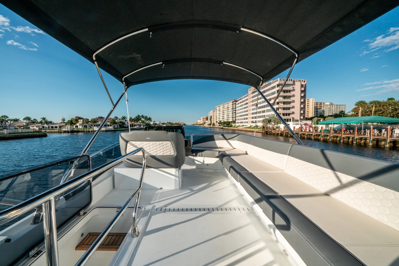 Galeon 400 FLY Cockpit image 4