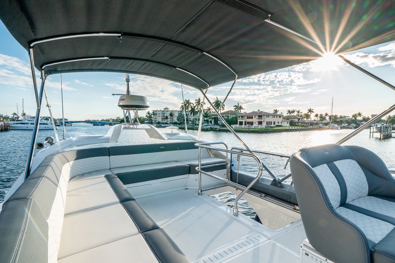 Galeon 400 FLY Cockpit image 2