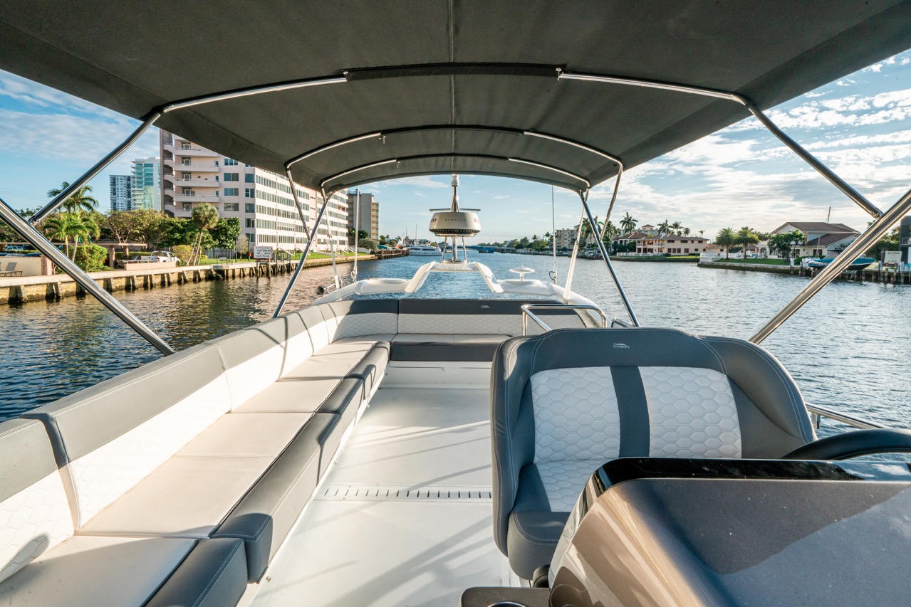 Galeon 400 FLY Cockpit image 1