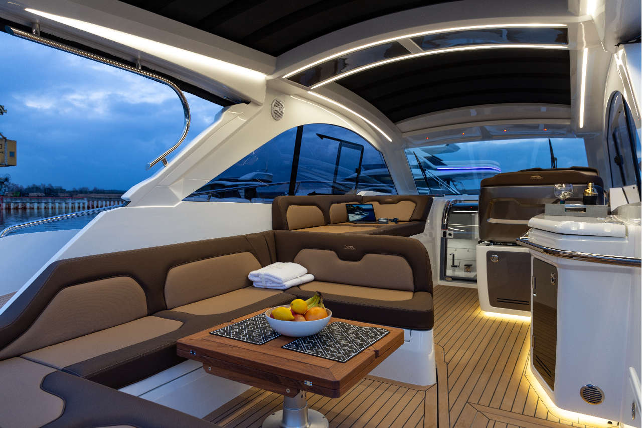 Galeon 405 HTS Cockpit image 1
