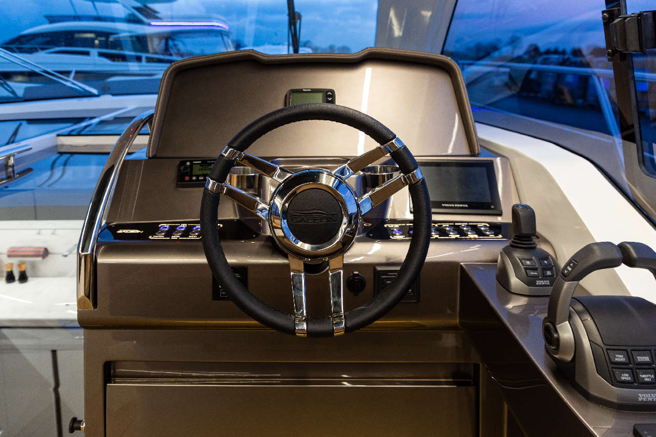 Galeon 405 HTS Cockpit image 9