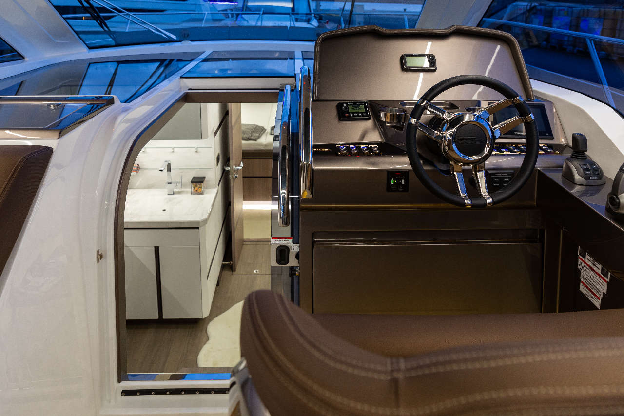 Galeon 405 HTS Cockpit image 10