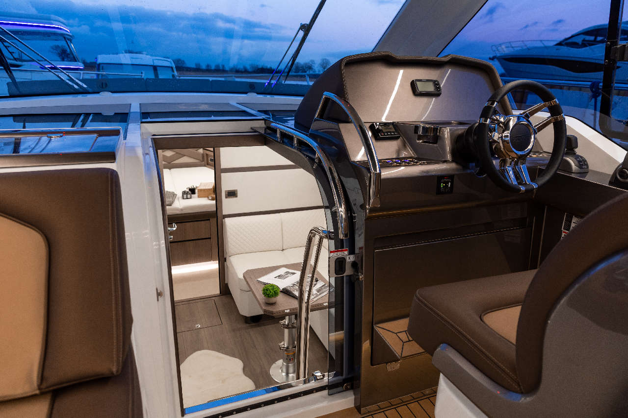 Galeon 405 HTS Cockpit image 11
