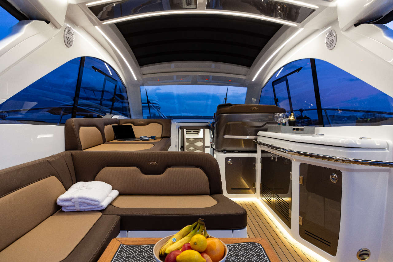 Galeon 405 HTS Cockpit image 12
