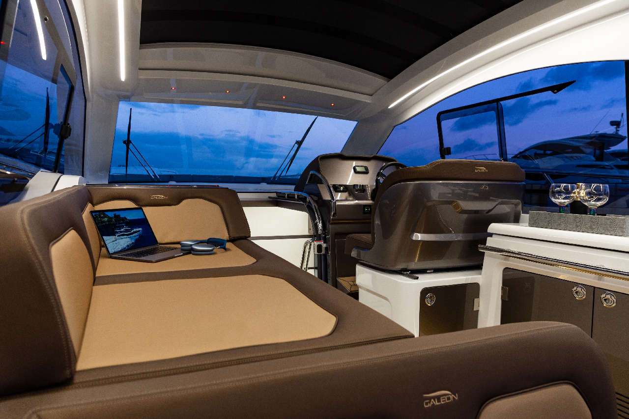 Galeon 405 HTS Cockpit image 13