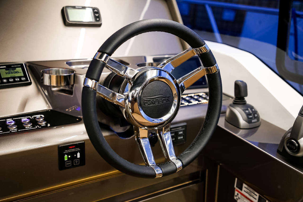 Galeon 405 HTS Cockpit image 15