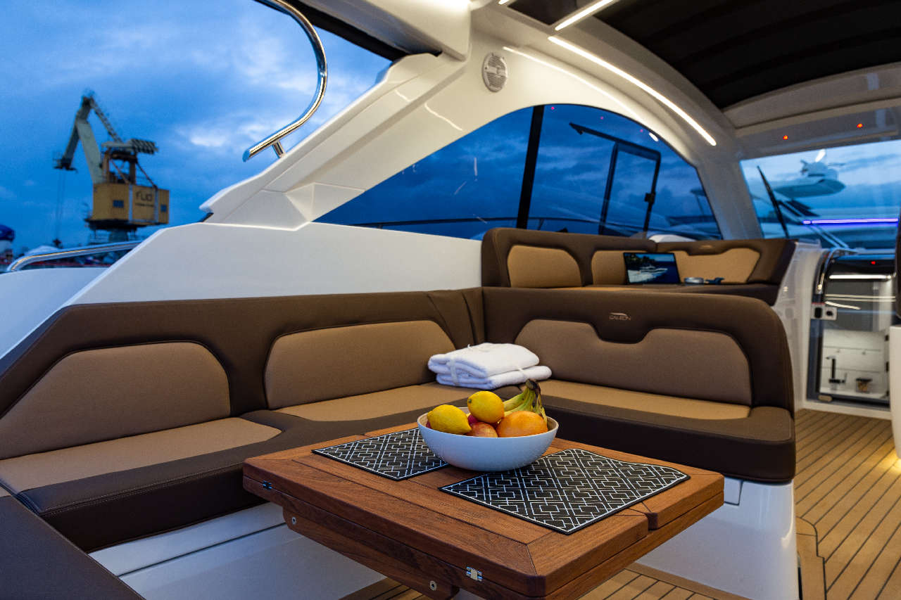 Galeon 405 HTS Cockpit image 2