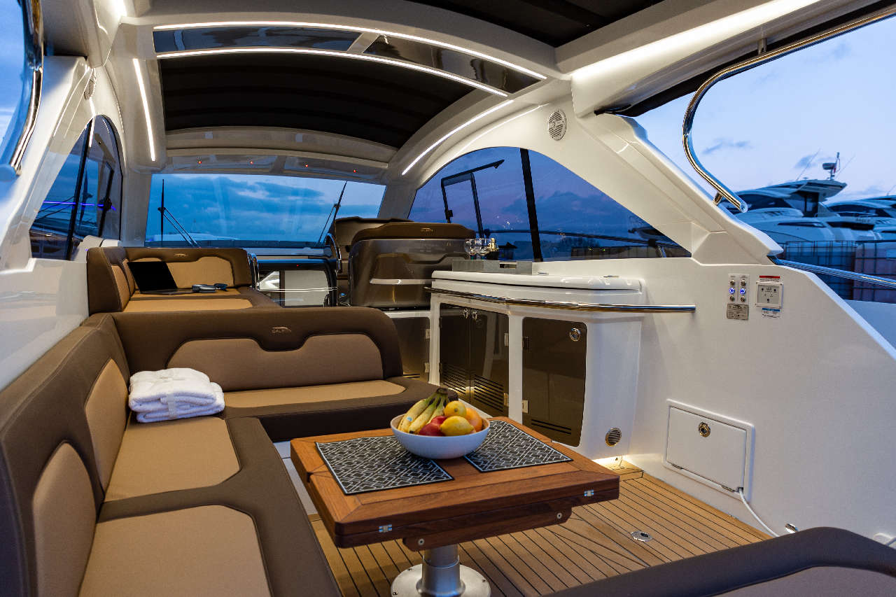 Galeon 405 HTS Cockpit image 4
