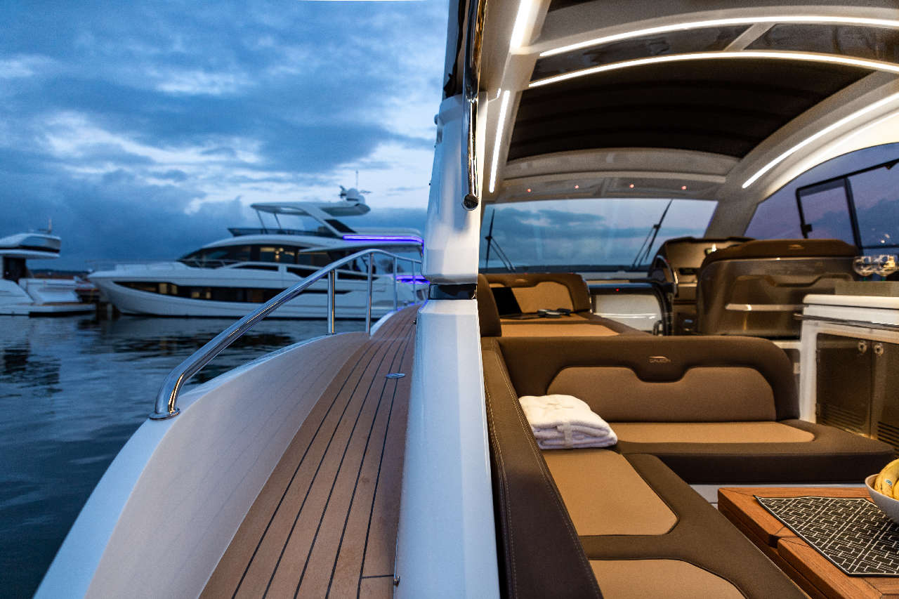 Galeon 405 HTS Cockpit image 5