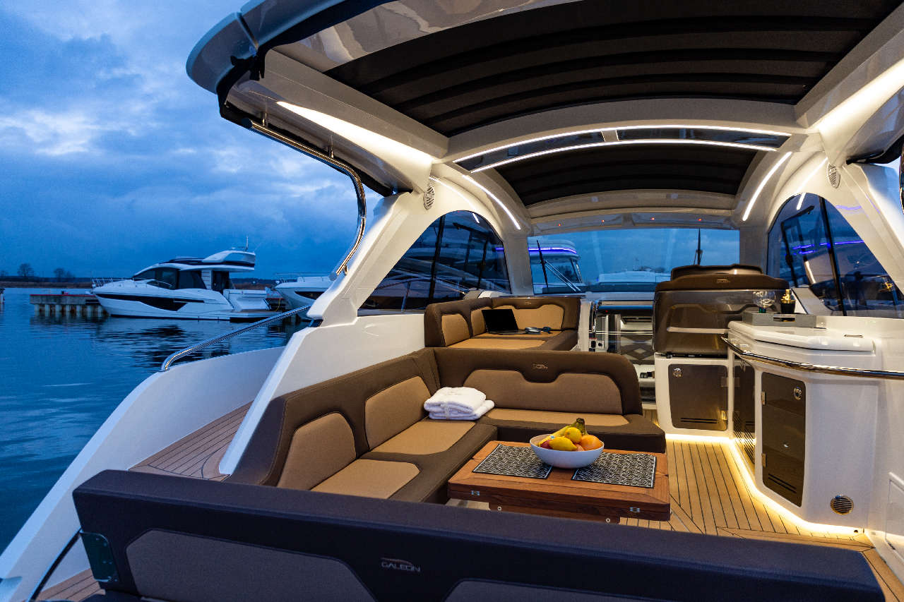 Galeon 405 HTS Cockpit image 6