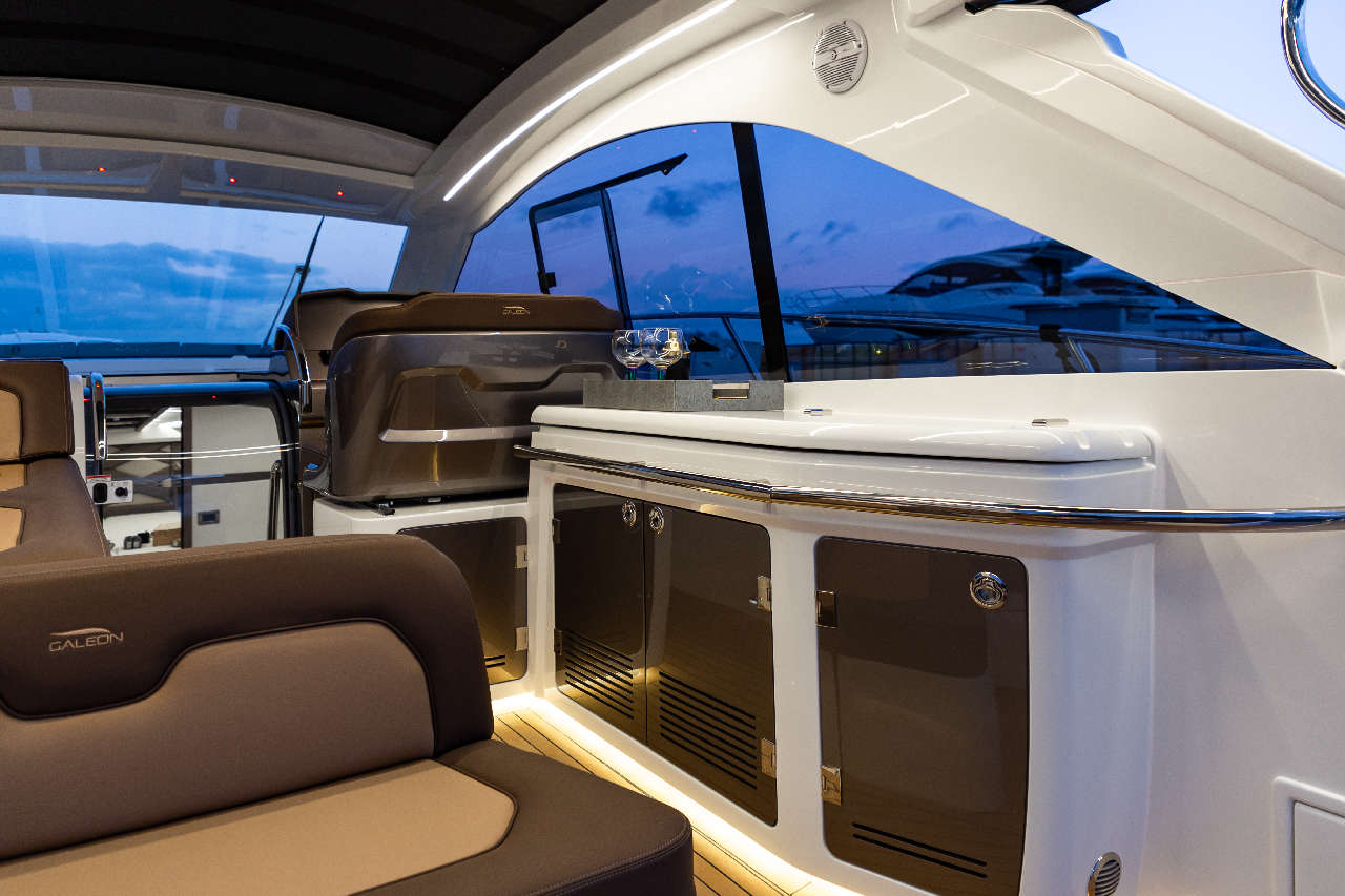 Galeon 405 HTS Cockpit image 7