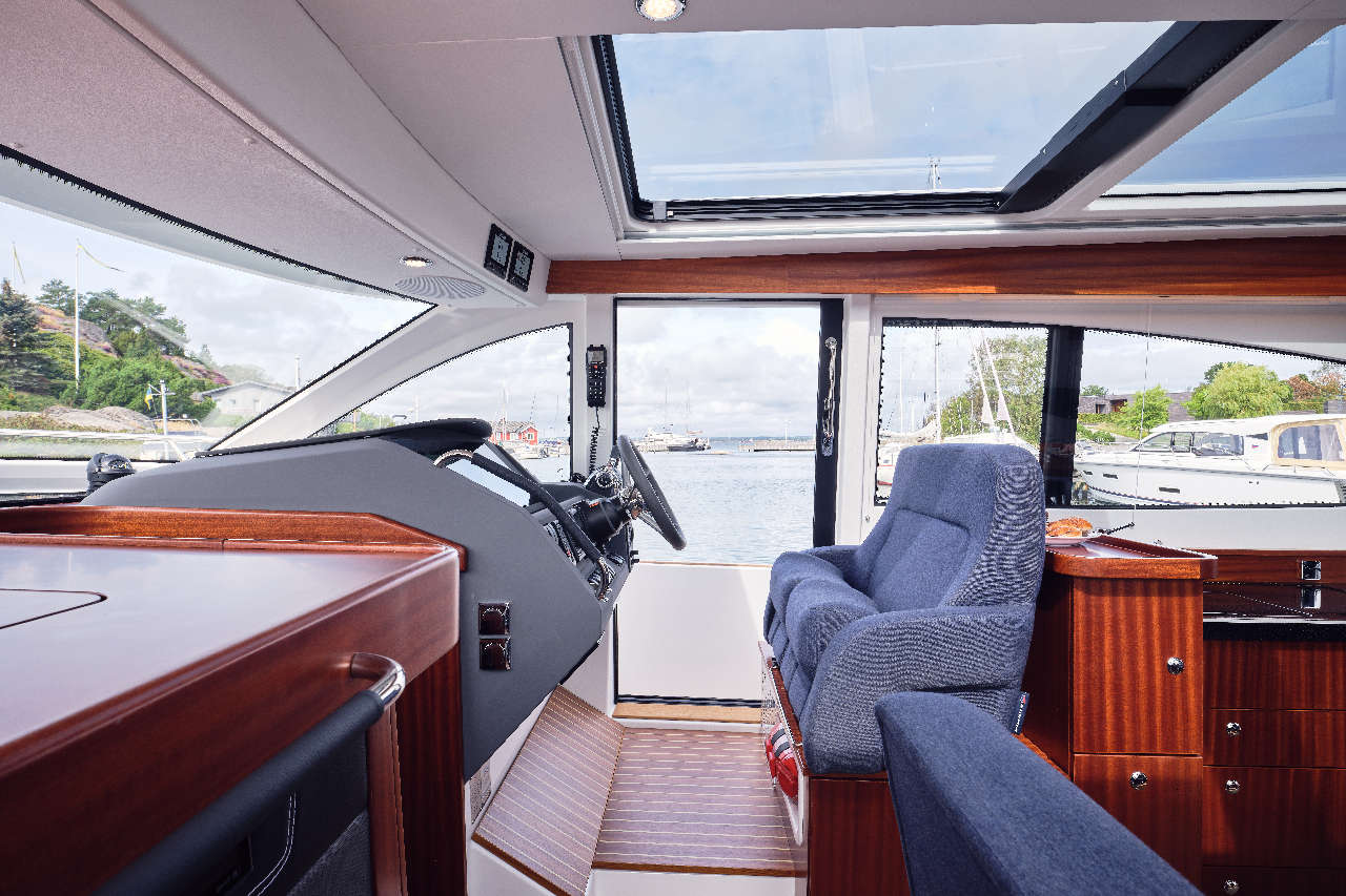 Nimbus 405 Coupe Interior image 3