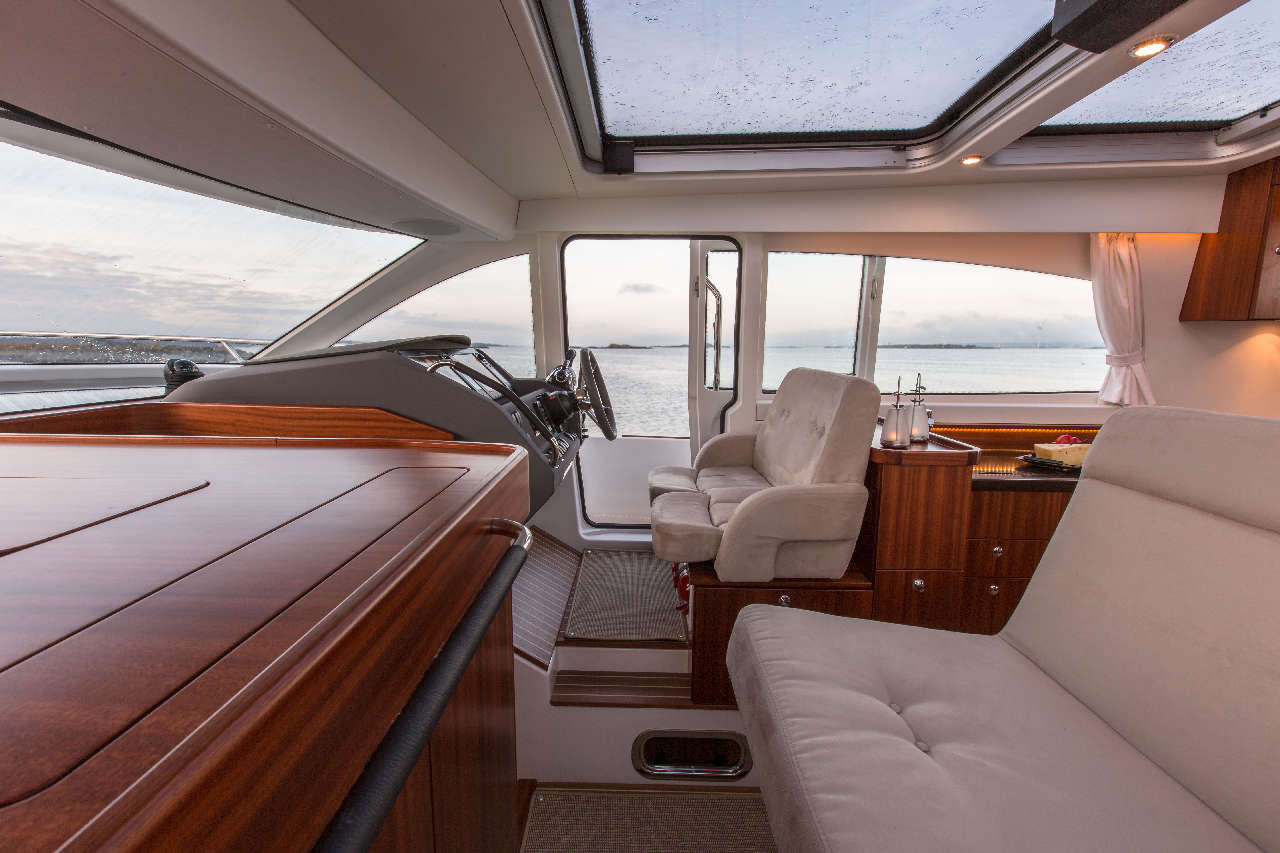 Nimbus 405 Coupe Interior image 6