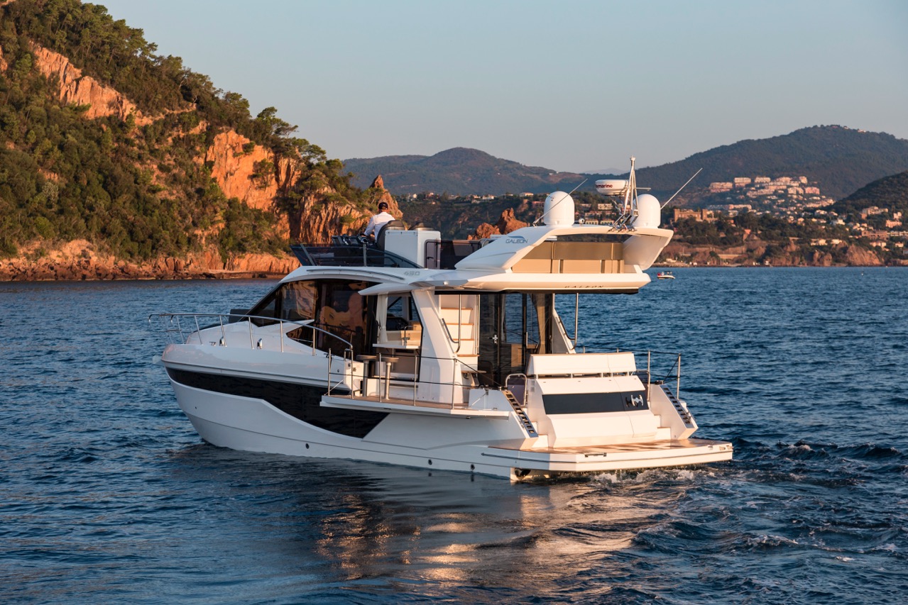 Galeon 460 FLY Cockpit image 1