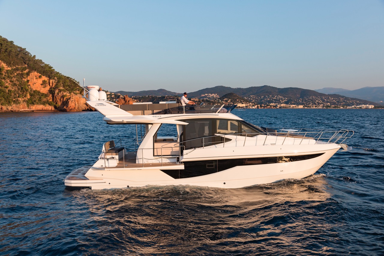 Galeon 460 FLY Cockpit image 3