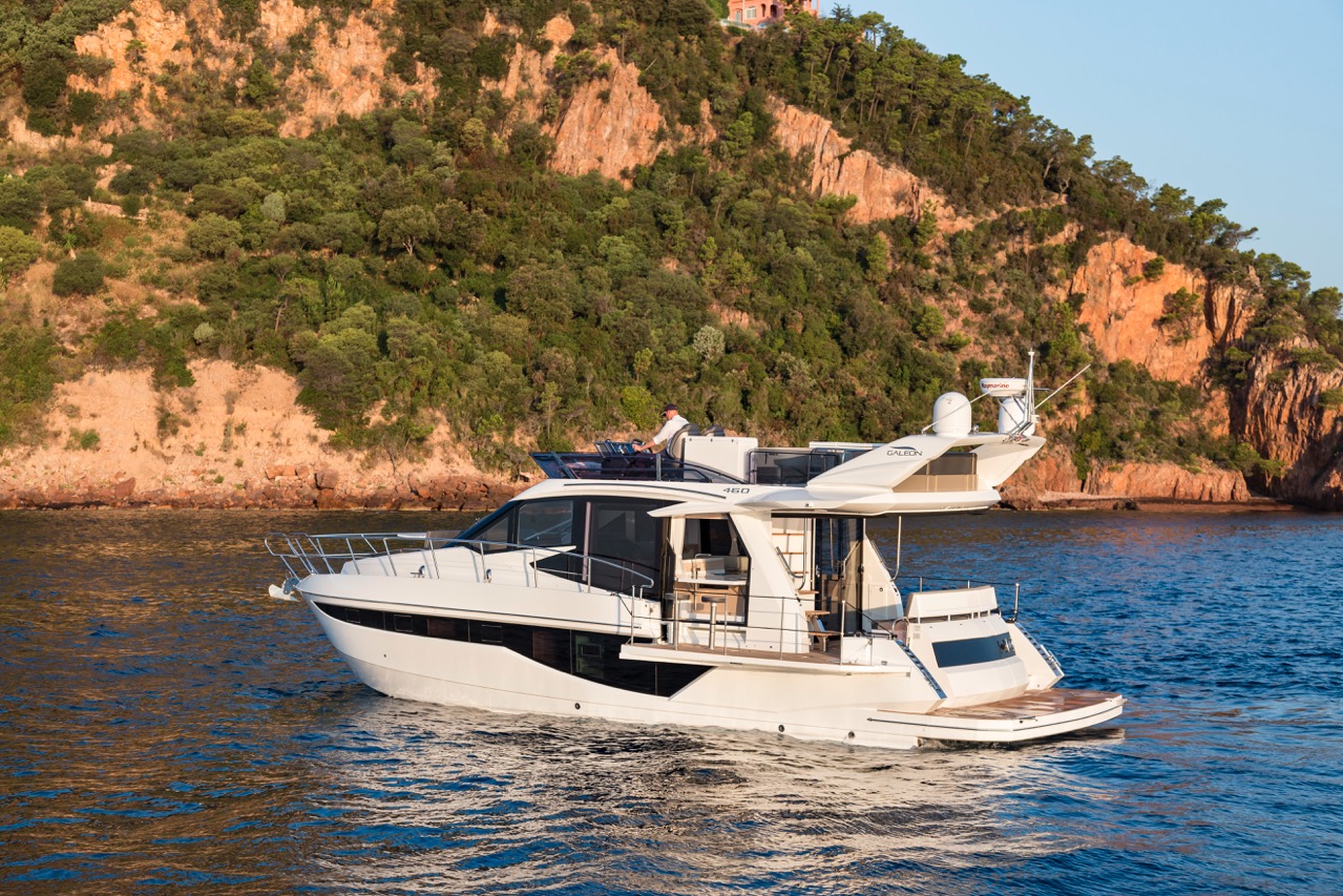 Galeon 460 FLY Cockpit image 4
