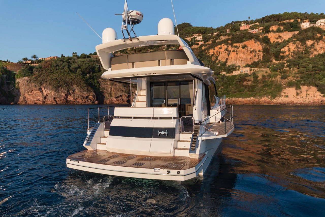 Galeon 460 FLY Cockpit image 5