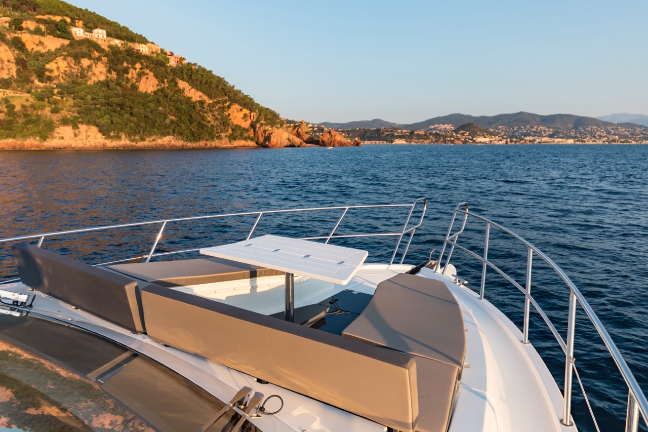 Galeon 460 FLY Cockpit image 6
