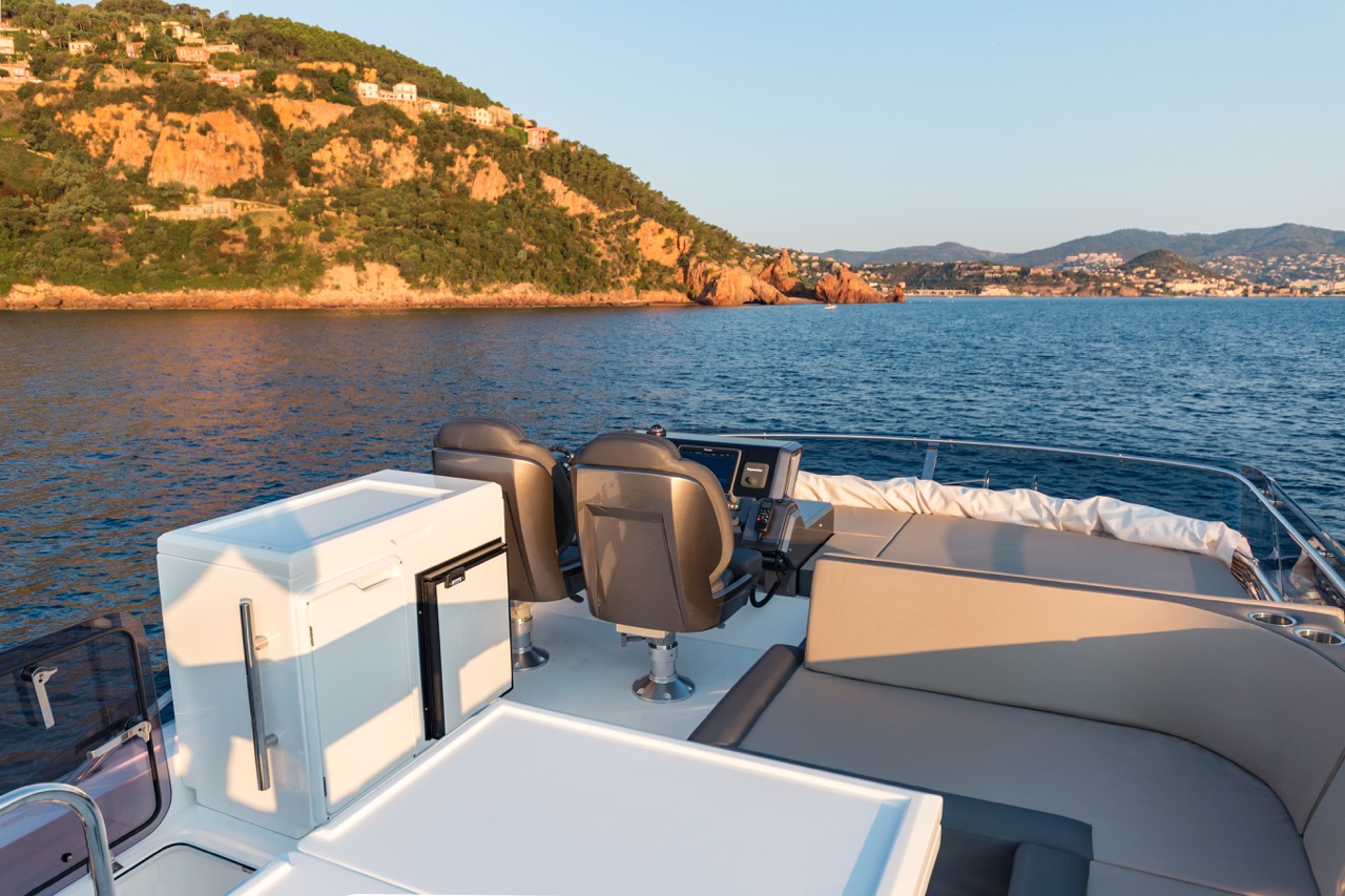 Galeon 460 FLY Cockpit image 7