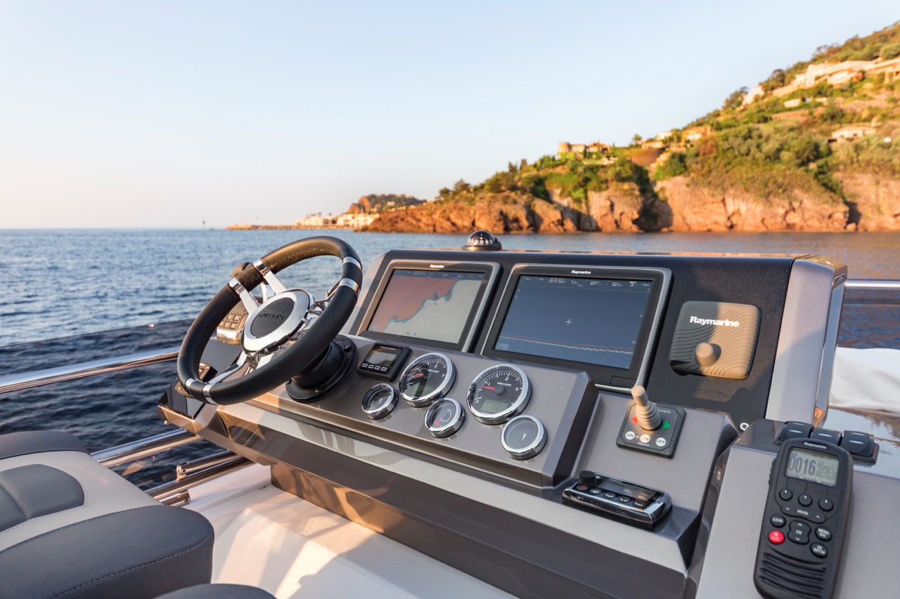 Galeon 460 FLY Cockpit image 8