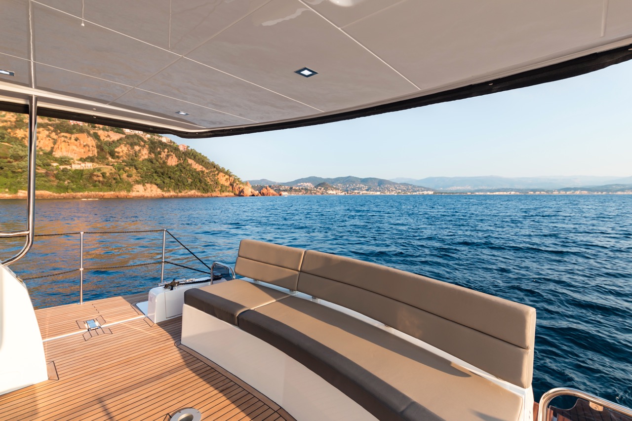 Galeon 460 FLY Cockpit image 10