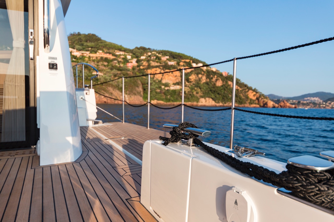 Galeon 460 FLY Cockpit image 11