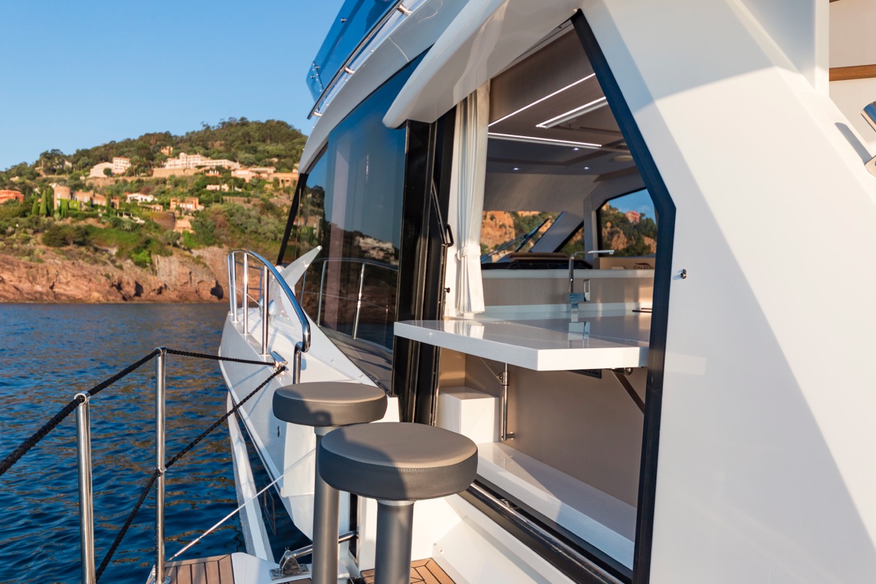 Galeon 460 FLY Cockpit image 12
