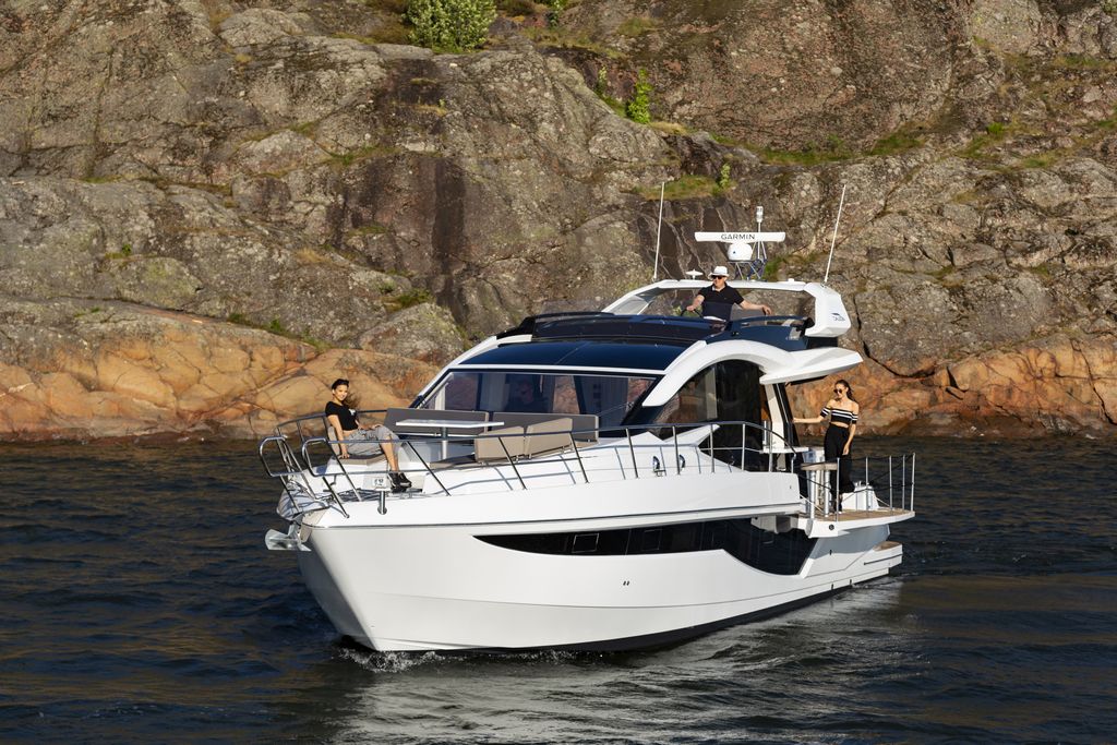 Galeon 470 SKYDECK Cockpit image 15