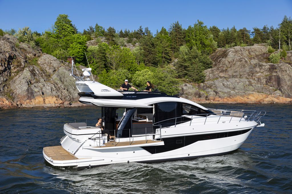 Galeon 470 SKYDECK Cockpit image 19