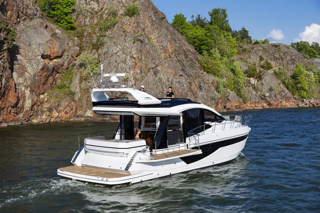 Galeon 470 SKYDECK Cockpit image 20