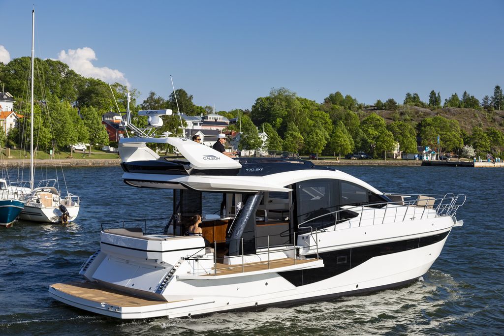 Galeon 470 SKYDECK Cockpit image 21