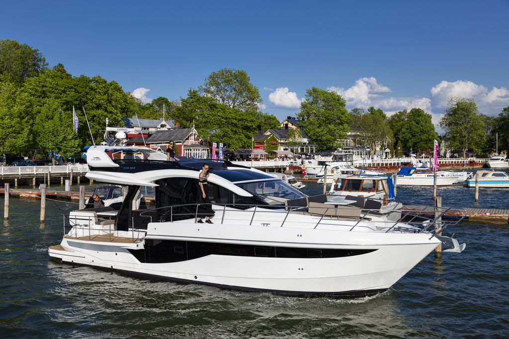 Galeon 470 SKYDECK Cockpit image 22