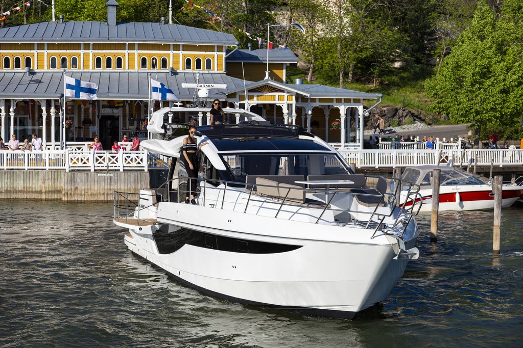 Galeon 470 SKYDECK Cockpit image 23