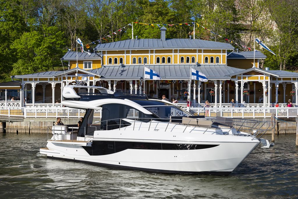 Galeon 470 SKYDECK Cockpit image 25